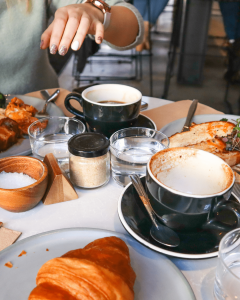 Ispijanje kave uz obrok