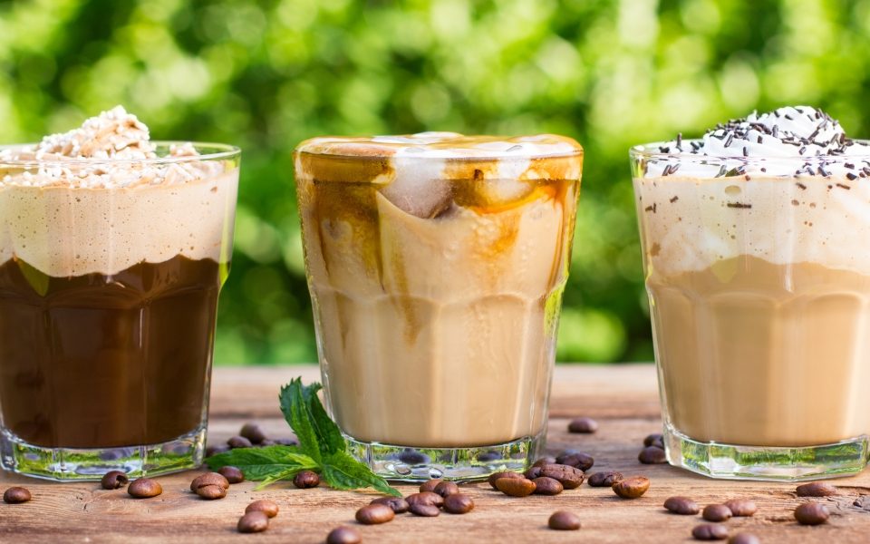 Tri čaše ledene kave sa šlagom