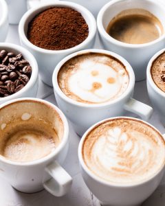 Macchiato kava u šalicama