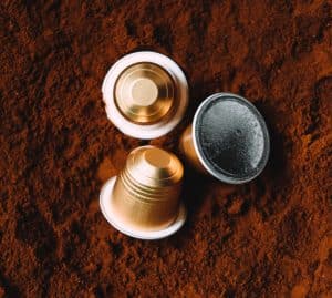 Aluminijske kapsule u mljevenoj kavi