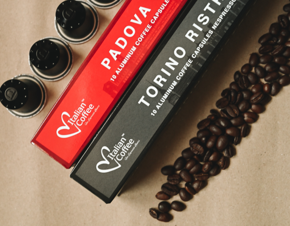 Italian Coffee aluminijske kapsule za kavu i kava u zrnu na stolu.